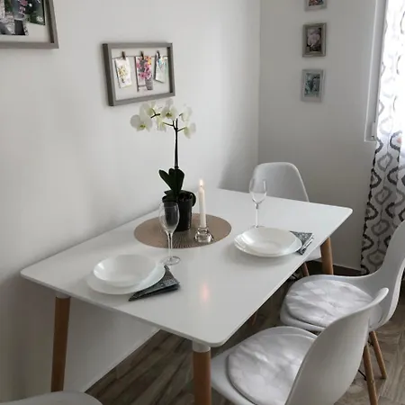Elizabeth 2 Apartment